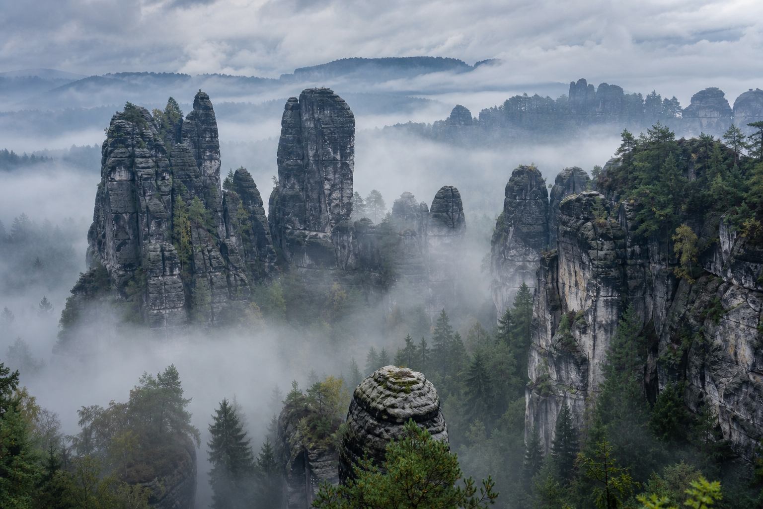 Sandsteinfelsen der Sächsischen Schweiz im Nebel